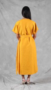 Vista trasera del patrón de vestido caftán – estilo de verano relajado con cinturón en la cintura