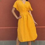 Patron de couture robe caftan d’été – robe midi avec ceinture, encolure en V et manches kimono, photographiée en extérieur