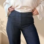 Patrón de costura pantalón acampanado AUDE: primer plano del tiro alto y el delantero en vaquero oscuro