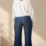 Patrón de costura pantalón acampanado AUDE: vista de espalda de cuerpo entero del pantalón vaquero oscuro