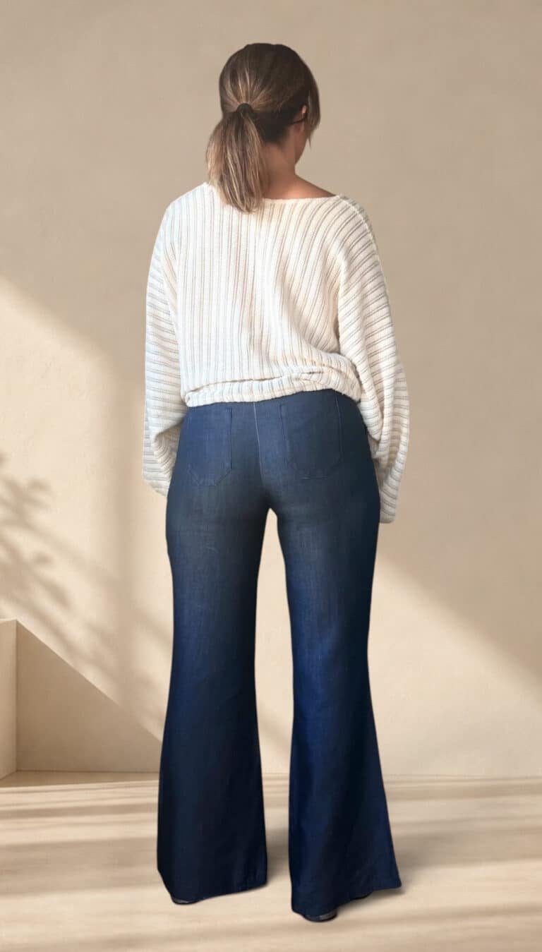 Patrón de costura pantalón acampanado AUDE: vista de espalda de cuerpo entero del pantalón vaquero oscuro