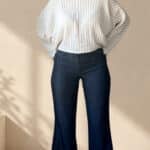 Patrón de costura pantalón acampanado AUDE: vista frontal completa, vuelo desde la rodilla y botines negros