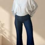 Patrón de costura pantalón acampanado AUDE: vista de tres cuartos que muestra la línea acampanada en vaquero oscuro