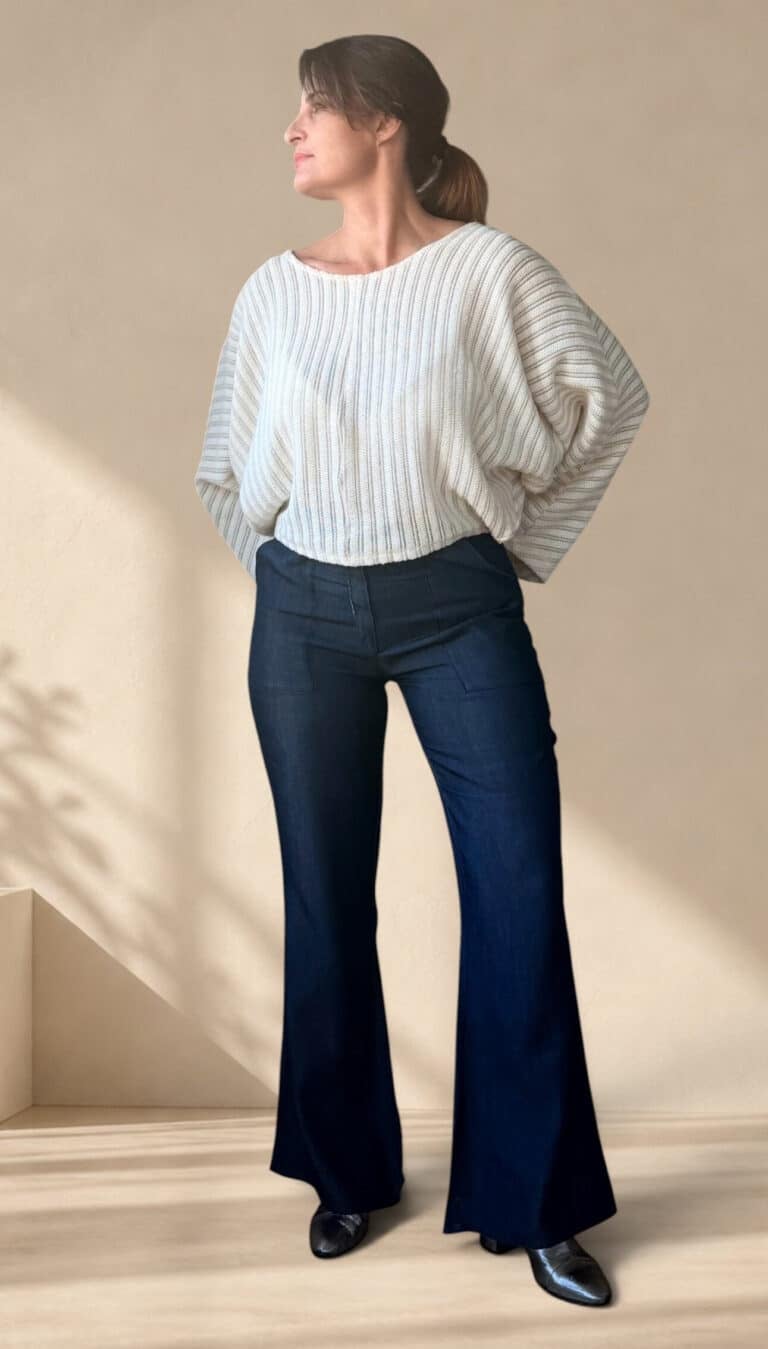 Patrón de costura pantalón acampanado AUDE: vista de tres cuartos que muestra la línea acampanada en vaquero oscuro