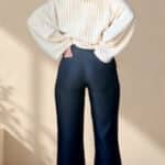 Patrón de costura pantalón acampanado AUDE: vista de espalda con las manos en los bolsillos traseros