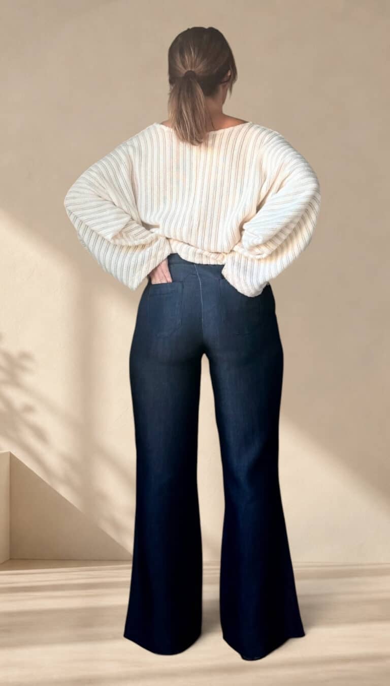 Patrón de costura pantalón acampanado AUDE: vista de espalda con las manos en los bolsillos traseros