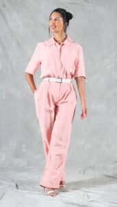 Mono elegante de lino cosido con patrón de costura DIY para mujeres, con mangas dobladas, cintura marcada y pantalón con caída fluida.