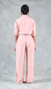 Vista trasera de un mono rosa hecho a mano para mujer, con cintura ajustada y pantalones rectos – parte de un patrón de mono de una sola pieza de estilo moderno, ideal para principiantes.