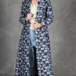 Schnittmuster für den langen Mantel PERSEPHONE aus schwarz-weiß gemustertem Stoff, getragen zu hellem Oberteil und blauer Jeans.