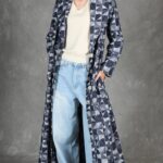Vorderansicht des Schnittmusters für den Damenmantel PERSEPHONE: langer offener Mantel mit breitem Revers, darunter blaue Jeans.