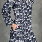 Detailaufnahme des Mantelschnittmusters PERSEPHONE mit Seitentasche, Revers und schwarz-weißem geometrischem Stoffmuster.