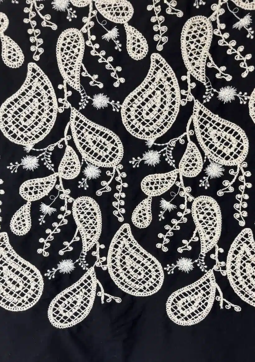 Tejido Jess detalle guipur y lentejuelas sobre algodón negro, Nuances Fabrics
