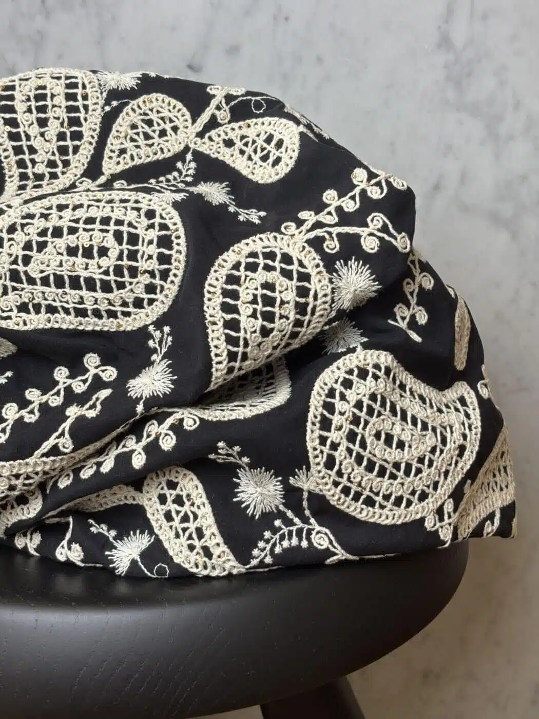Tejido Jess – broderie anglaise negra con guipur y lentejuelas de Nuances Fabrics
