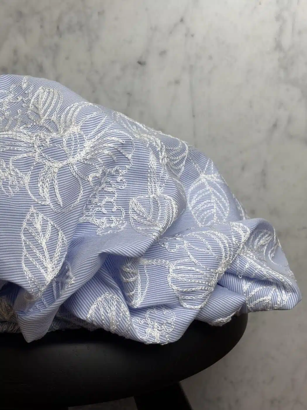 Tejido Luce – broderie anglaise coton rayé azul cielo y blanco de Nuances Fabrics