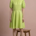 Einfaches Schnittmuster Kleid DOLCE: Studio-Vorderansicht des limettengrünen Kleids mit Puffärmeln und ausgestelltem Rock.