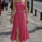 Schnittmuster für das Midikleid VIENNE in kräftigem Rosa, mit schmalen Trägern, betonter Taille und vorderem Rockschlitz.