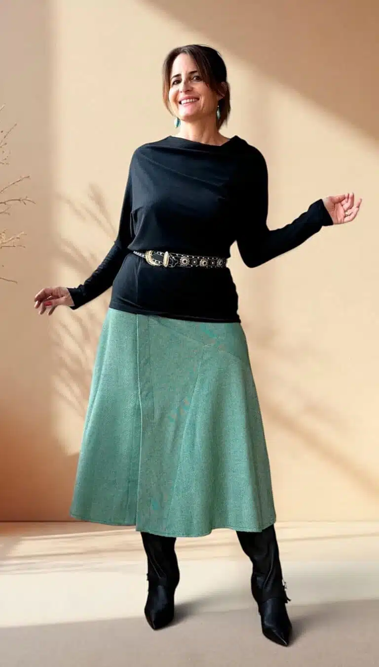 Patron de couture jupe patchwork boutonnée CHANTELLE : jupe midi vert sauge portée avec un haut noir à manches longues et des bottes