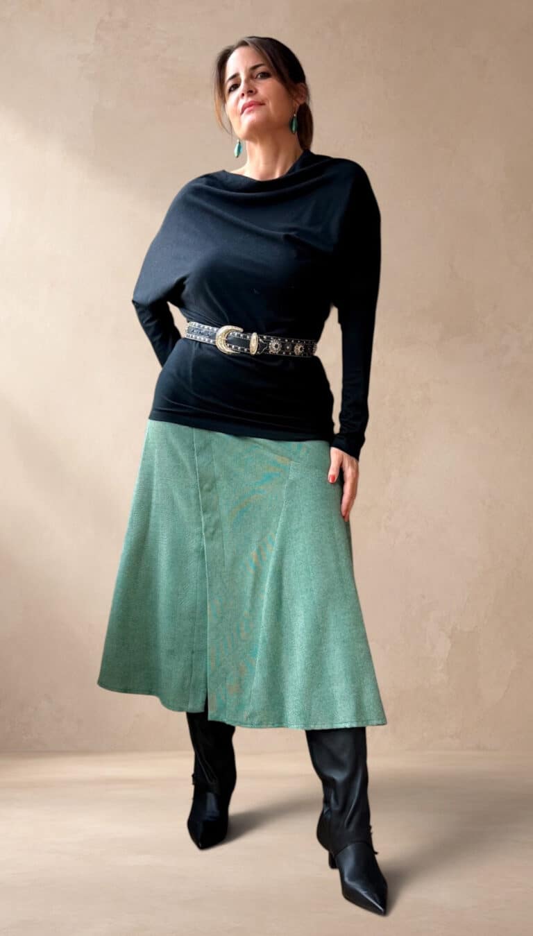 CHANTELLE patchwork midi skirt sewing pattern: seams between the fabric pieces make the patchwork construction visible. The broad hem creates an easy, flowing line.