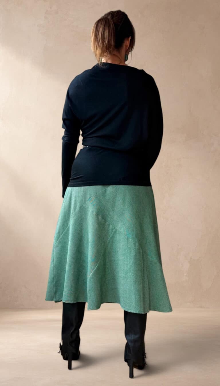 Model wearing a skirt made from the CHANTELLE sewing pattern: the panel layout can be adapted to plain or contrasting fabrics. A creative take on a structured skirt design.