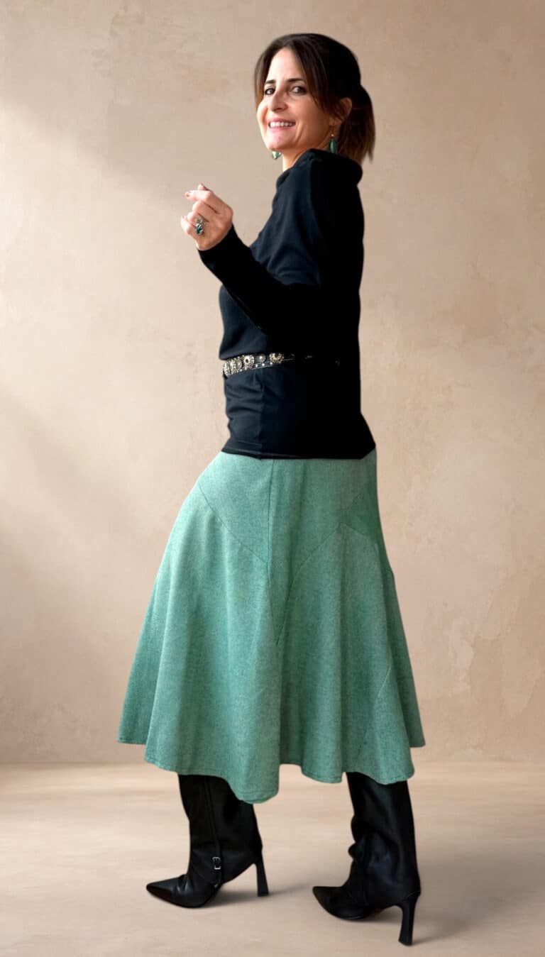 Model wearing a skirt made from the CHANTELLE sewing pattern: the cut combines a neat waistband with a distinctly flared skirt. A creative take on a structured skirt design.